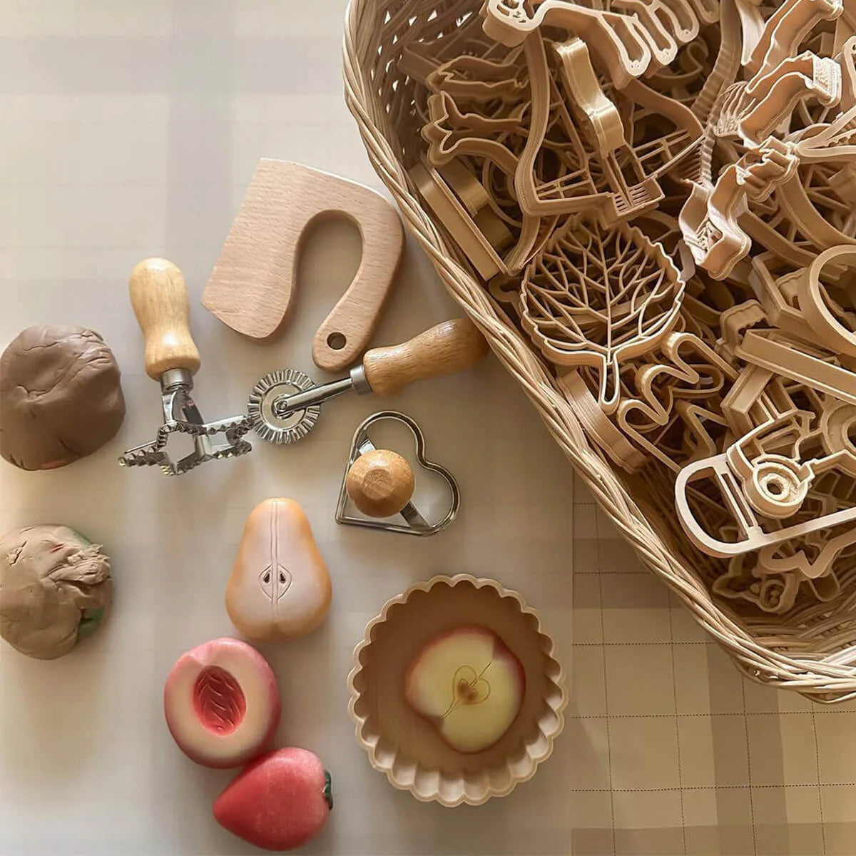 Eco-dough Tools - Cookie Cutters Case - (4 hearts, 4 stars, 4 cutting wheels)